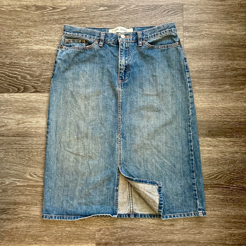 Vintage Y2K Gap Jeans distressed medium wash denim skirt in size 8